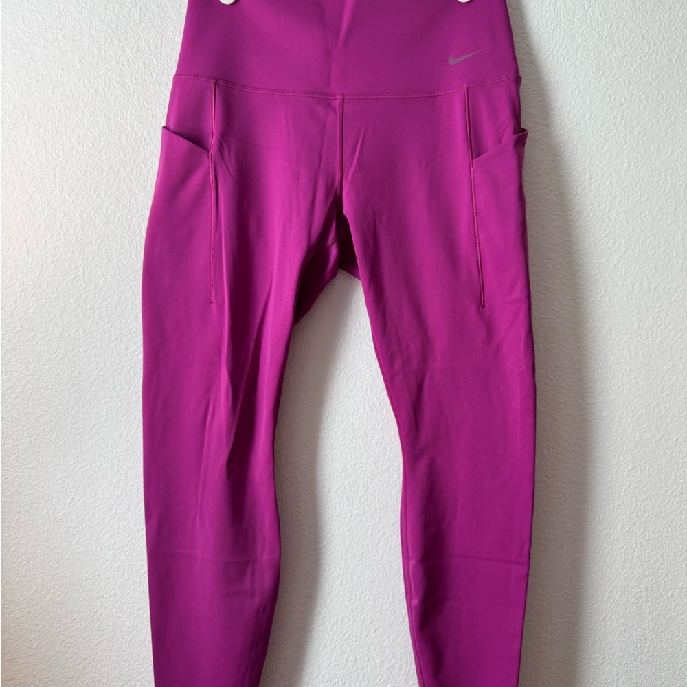 Nike Universa Leggings in Hot Fuscia